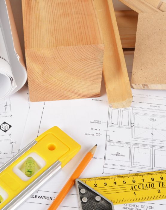 Planos con materiales de construcción encima